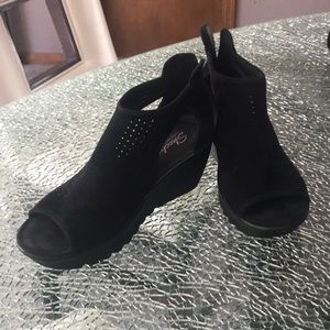 Shechers zip up sandals